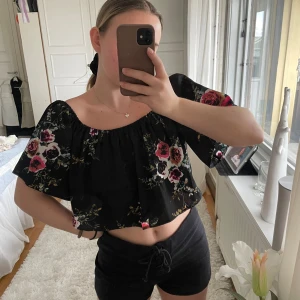 Topp - Från Missäy, fin men tyg över brösten. 