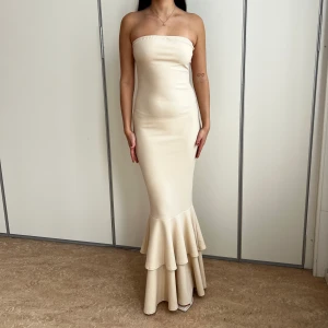 Offshoulder balklänning med volang  - Beige offshoulder balklänning med volang i storlek 38 (då stretchigt material så skulle jag säga 34-38)😍 Modellen är 167 cm lång och bär vanligtvis storlek S (säljer fler KOLLA Profil)                                                    Skick: Nyskick
