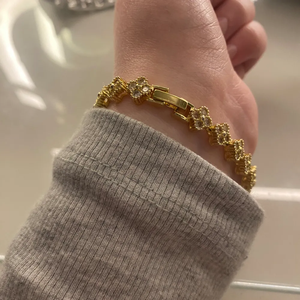 Guldfärgat armband som är plakerat i 18k guld, fin och sitter bra på handleden. Perfekt för dom som gillar guld men tyvärr är jag en som bär silver🤍. Accessoarer.