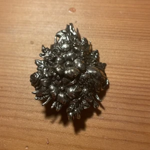 Brosch  - Brosch i bra skick 