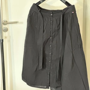 Midi skirt - Skirt suitable for spring and summer.