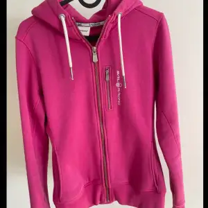Rosa hoodie från Sail Racing. Bra skick då den inte är använd så mycket. Storlek Medium. 