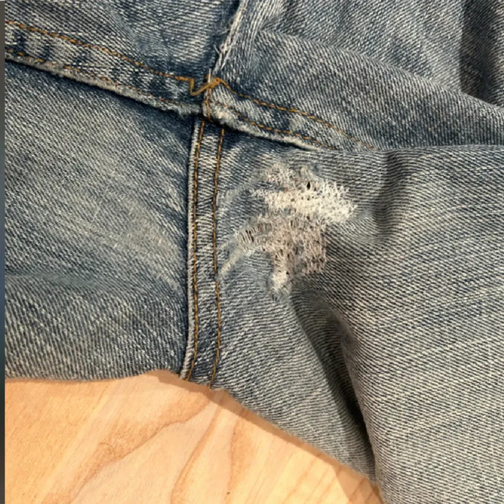 Säljer dessa sjukt snygga jeans som jag köpte här på plick men tyvärr så var dom för stora så säljer därför vidare🩷midjemåttet är 37cm rakt över och dom har ett lagat hål som man ej ser när man har på sig dom, se på bild 3🩷. Jeans & Byxor.