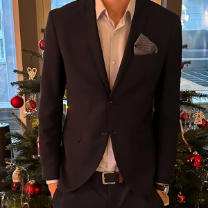 Kostym  - Hej, jag säljer en kostym från Jack and Jones i färgen mörk blå. Kostymen har inga skador eller märken och den sitter väldigt bra. Den är nyköpt för 1500 och säljer den för 700. Storleken på kavajen är 48 och byxorna 52 ❤️