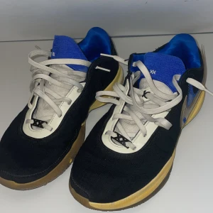 Lebron 20  - Tja säljer mina Lebron 20 för jag använder dom för lite och behöver pengar.  Skick 7/10  Extremt bekväma och sjukt bra grepp.  Priset är inte fast.