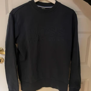 Hugo boss tröja  - Hugo boss tröja i perfekt skick. Säljer för ett billigt pris för att tröjan inte används längre.