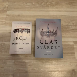 Red queen på svenska - Röd drottning: 50kr Glas svärdet: 100kr