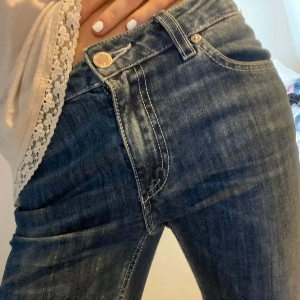 Lågmidjade bootcut jeans från gant🥰 innerbenslängd-78cm midjemått-34cm. Jeans & Byxor.