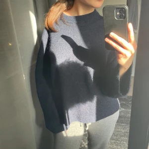 Marinblå stickad - Kommer itne till användnig endast anvädn få gånger 