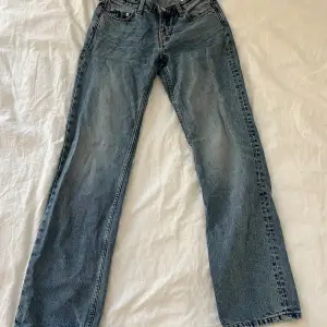 Fina Lågmidjade jeans från weekday i modellen arrow low straight jeans. Knappt använda i storlek W24 L32💛💛