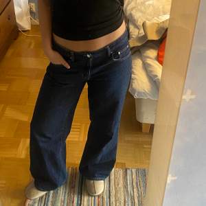 Low Wide Jeans från Gina Tricot i mörk tvätt, knappt använda. Nypris 499kr. Är i storlek 40. Kan mötas upp i Stockholm, annars står köpare för frakt. 