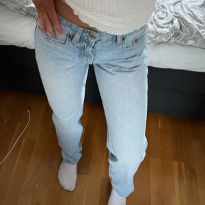 Raka Jeans - slutsålda jeans! superfina & jättefin kvalitet kan skicka bild privat för närmre bilder på byxornas kvalitet! 🩷ge prisförslag!