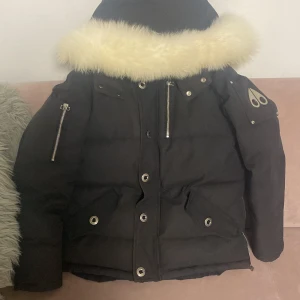 En o använd jacka  - Svart mosse jacka riktigt skön varm lite tung ser fint ut 