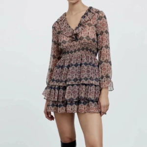 Zara klänning  - Super snygg Zara klänning i storlek M, men passar även S! Aldrig använd så i fint skick💗 skriv för fler bilder elr vid frågor💗