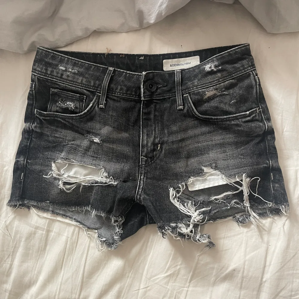 Superfina jeansshorts, säljer då dom inte löngre passar mig. I gott skick (slitningar för utseende)💗💗skulle säga att dom är en XS! Midjemått: 35 Längd: 29. Shorts.