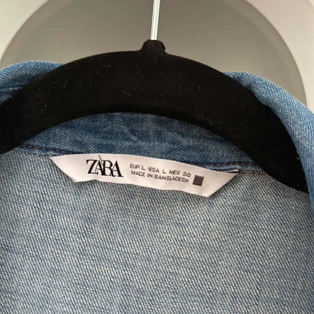 Tunn snygg jeansskjorta med puffärm från Zara med tryckknappar. Säljer då den inte kommer till användning.. Skjortor.