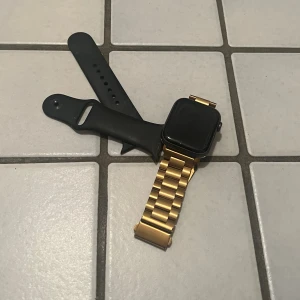 Klocka 44 mm - Några repor och jack finns på skärmen.  Köpt på Elgiganten för ett par år sedan. Kvitto finns tyvärr inte kvar.  Original-armband medföljer. 