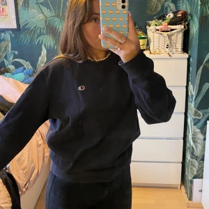 Svart tröja  - Svart långärmad tjocktröja. Skönt material inuti. Långa ärmar och lång i magen.