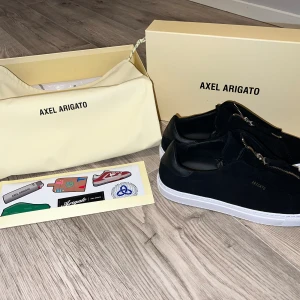 Axel arigato clean 90 zip - Helt nya aldrig använt. Jag köpte dessa ett tag sedan men de har bara legat i min garderob och samlat damm. Säljer dessa för att tjäna lite extra pengar. Köpta för 2500kr