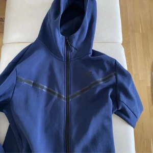 Nike tech - Säljer denna fina Nike tech fleece tröja då den är för stor för mig men 10/10 skick