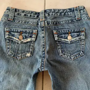 ”True Religion liknande” jeans i bootcut💗 midja 82cm & innerben 83💗 obs lite slitna nertill förövrigt fint skick! 💗Jag är ca 165