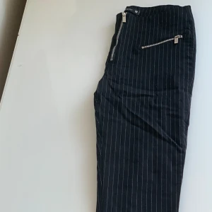 Randiga kostymbyxor  - Aldrig använd väldigt få gånger så dom är i väldigt fint skick. Säljer då dom har blivit för små⭐️  