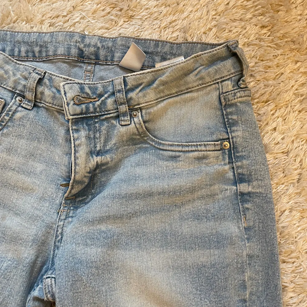 Säljer dom populär hm jeans som e slutsålda i storlek 42. 💕. Jeans & Byxor.
