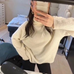 Stickad tröja med polo - Från h&m. I storlek xs men väldigt stretchig. 