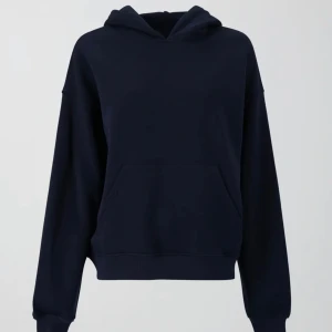 Hoodie - Säljer denna skitsnygga och populära hoodie från gina💖💖 bra skick, nypris 349kr