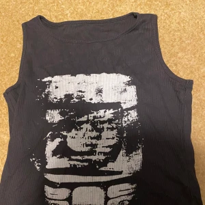 En oanvänd linne beställde de i fel storlek  - En oanvänd topp beställde de i fel storlek, storlek är s 