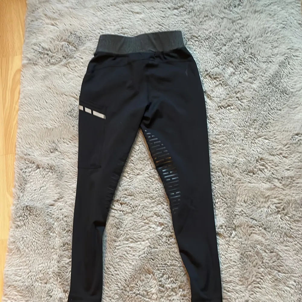 Ett par svarta ridbyxor från Ullared/GK’s i st 134/140 i fint sick . Jeans & Byxor.