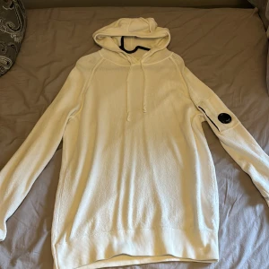 C.P company hoodie - Tunn CP company hoodie i speciellt material   Storlek 48, sitter bra till M  Knappt använd 