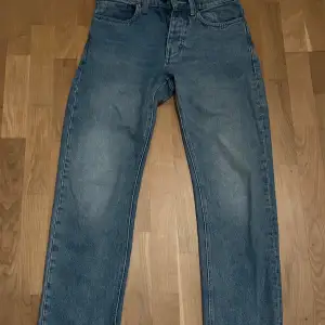 Neuw jeans använda fåtal gånger  Storlek: W29 - L32  Fit: Studio relaxed