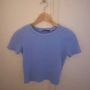 Säljer min blåa T-shirt från Zara. T-shirten är en kort modell och är endast använd några fåtal gånger. Den är i storlek S, men passar även mindre storlekar💞