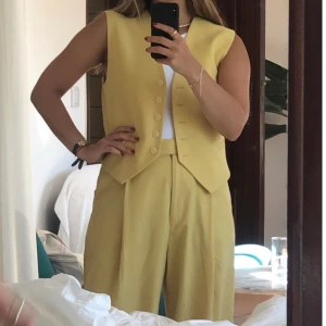 Gula byxor o väst - Fin gul outfit för sommar någon fancy brand