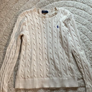 INTRESSEKOLL ralph lauren - Säljer min Ralph lauren tröja. Den har inga defekter och är i bra skick. Kontakta mig om du har frågor eller vill köpa osv. Storlek S.