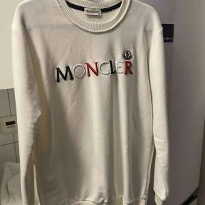 En helt ny moncler tröja köpt för c 1 år sedan använd 2 gånger inga fläckar ser ut som ny (äkta!!) pris kan diskuteras