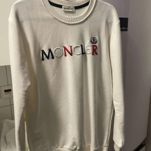 Moncler tröja - En helt ny moncler tröja köpt för c 1 år sedan använd 2 gånger inga fläckar ser ut som ny (äkta!!) pris kan diskuteras