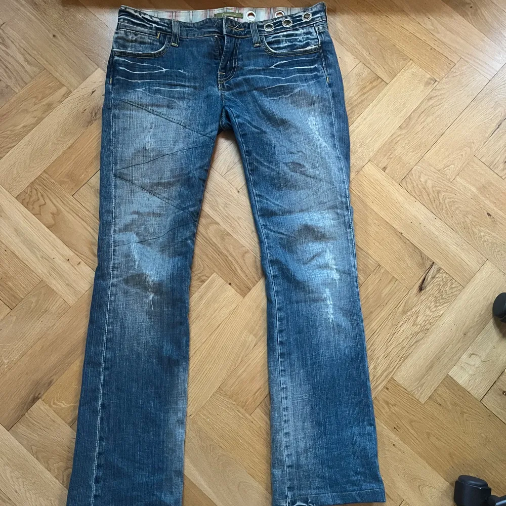 Ett par låg midjade Jeans från Fracomina. Så fina och är perfekta i längden på mig (164). Knappen på byxorna har tyvärr ramlat av vilket jag kommer räkna in i priset.. Jeans & Byxor.