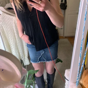 Kort jeanskjol  - Så snygg jeanskjol! Stretchigt material, strl 36 men sitter mer som en 34