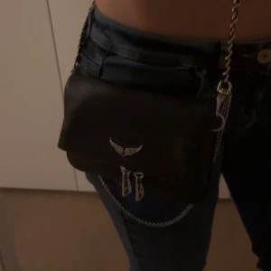 ZADIG ROCK VÄSKA - Säljer denna super snygga Zadig väska! Använd fåtal gånger och är i helt nyskick💗Har också fortfarande dustbagen och allt som kom med när jag köpte den! Ny pris= ungefär 3600kr Meddela för fler bilder eller info💗💗