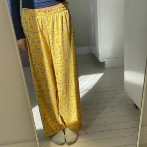 Vida byxor  - Ett par väldigt fina, skjöna och bekväma gula byxor med blommönster på! Dom är ganska luftiga och skjöna att ha på våren!