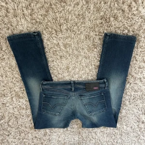 Diesel jeans - Lågmidjade jeans från diesel i storlek w26. De är 38cm tvärs över i midjan och innerbenslängden är 74cm. Köpte de på plick så bilderna är lånade💞Sömmen är sprättad längst nere vid benen, se sista bilden! Inga andra defekter 🫶🏼