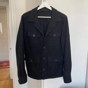 Tja! Säljer nu min snygga Oscar Jacobson overshirt i fin ull. Tröjan är knappt använd och är i nyskick. Perfekt till våren. Storleken är S men passar mer som M. Nypris 3000kr, mitt pris 1049kr.  Kom DM för frågor! Priset gå att förhandla om