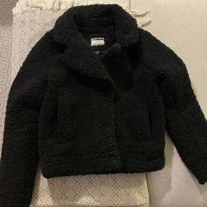 Teddyjacka - Säljer denna teddyjackan/kappan! Hur snygg som helst😍använd en gång. Som ny! Storlek S passar även xs och m 