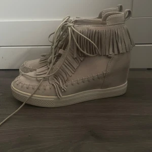 Unika skor😍 - Hej,  Nu säljer jag mina snygga skor! Dem är i storlek 38, med Kilklack (låter inget). Perfekt nu till Sommaren, och går att styla med det mesta☺️😍🫶