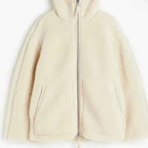 Teddyjacka - Säljer min teddyjacka jag köpt här på plick men som var för liten för mig, och den är i jätte fint skick. kom privat för flera bilder på jackan. 