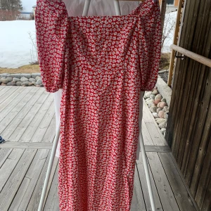 Sommarklänning  - En gullig sommarklänning med blommigt material. Den är lite insydd vid axlarna så att tyget inte skulle åka ned. Materialet håller bra och den ser oanvänd ut🩷 storlek S