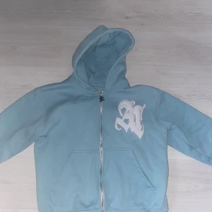 AMICI KOFTA 450kr  - Har använt den typ 3 gånger, en unisex kofta, den är storlek M men passar bättre på någon med storlek S