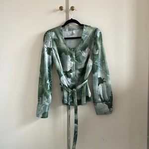 Blus  - • Retro • Grön men mönster på